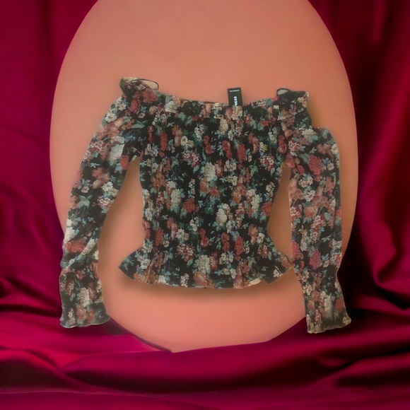 EXPRESS Black Boho Floral Top. Small Black w foral print NWT - Picture 3 of 10